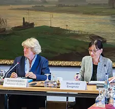 Die Beauftragte der Bundesregierung für Kultur und Medien, Staatsminister Prof. Monika Grütters, und Bremens Staatsrätin für Kultur, Carmen Emigholz, beim 6. Kulturpolitischen Spitzengespräch
