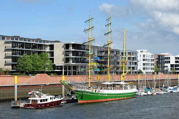 Noch wartet sie im Europahafen in der Überseestadt auf ihren Umzug in die Bremer Innenstadt: die "Alexander von Humboldt" (WFB/Ingo Wagner)