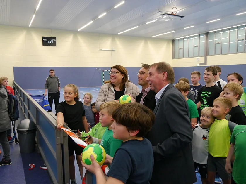 Senatorin Anja Stahmann, Frank Steinhardt, 2. Vorsitzende der SG Findorff und Bernd Zimehl, Vorstandsvorsitzender vom Kreissportbund Bremen-Stadt e.V. mitten im Nachwuchs der Handballabteilung der SG Findorff