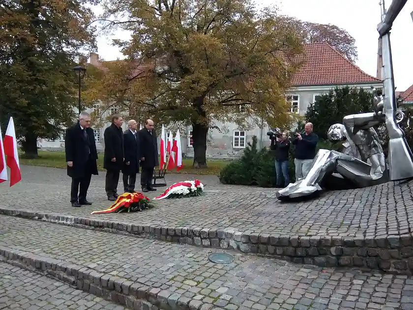 Reinhard Giesen (Kanzler des deutschen Generalkonsulats in Danzig), Sieling, Weber und Basil Kerski gedenken am Donnerstagnachmittag am Weltkriegs-Mahnmal an der Danziger Post der Opfer der Nazi-Gewalt von 1939