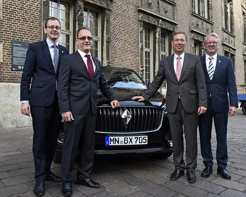 Das ist der neue: Der Borgward BX7, der ab 2018 in Bremen produziert wird. Darüber freuten sich heute (v.l.n.r.) Martin Günthner Senator für Wirtschaft, Arbeit und Häfen), Ulrich Walker (Vorstandsvorsitzender der BORGWARD Group AG), Carsten Sieling (Bürgermeister der Freien Hansestadt Bremen) und Christian Borgward (Vorsitzender des Aufsichtsrats der BORGWARD Group AG) - Foto: WFB / Frank Pusch 