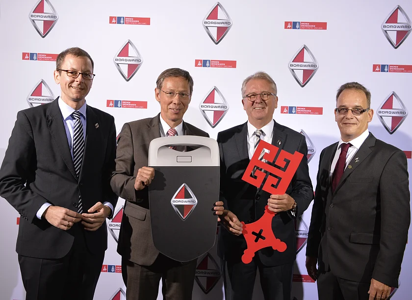 Auftakt für künftige Zusammenarbeit zwischen Borgward und Bremen:(v.l.n.r.) Martin Günthner (Senator für Wirtschaft, Arbeit und Häfen), Carsten Sieling (Bürgermeister der Freien Hansestadt Bremen), Ulrich Walker (Vorstandsvorsitzender der BORGWARD Group AG), Christian Borgward (Vorsitzender des Aufsichtsrats der BORGWARD Group AG) - Foto: BORGWARD Group AG