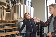 Lüder Kastens erklärt Karoline Linnert im Sudhaus den Brauvorgang