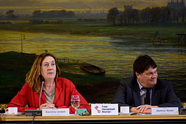 Bürgermeisterin Karoline Linnert und Staatsrat Dietmar Strehl erläutern den Senatsbeschluss