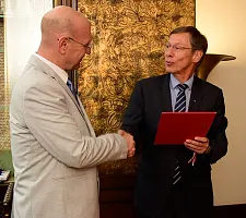 Bürgermeister Carsten Sieling überreicht Michael Radolla die Ernennungsurkunde