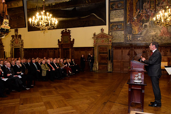 Bürgermeister Sieling begrüßt die Gäste in der Oberen Rathaushalle