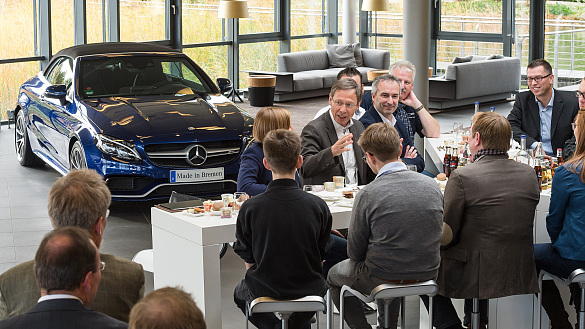 Carsten Sieling und Peter Theurer (Mitte) im Gespräch mit Beschäftigten des Mercedes-Benz Werks in Bremen