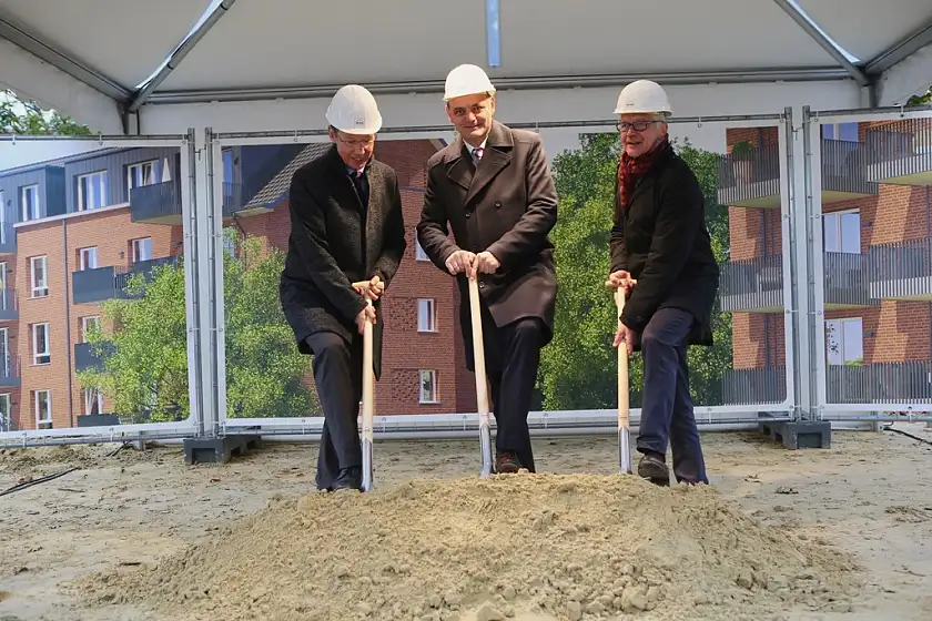 Spatenstich am Arsterdamm mit Bürgermeister Dr. Carsten Sieling, BREBAU-Geschäftsführer Bernd Botzenhardt und dem Präsidenten der Architektenkammer Michael Frenz (v. l.)