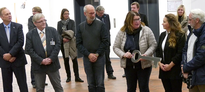 Schlüsselübergabe von Senatorin Stahmann an Martina Golubew, Leiterin des Wohnbereichs  (AWO). Mit dabei waren (v.l.): Detlef Schütte, im BAMF zuständig für den Bereich Norddeutschland, Hans Peter Laue, kommissarischer Leiter der BAMF-Außenstelle Bremen, Raymond Bohnenkamp, Leiter der Zentralen Aufnahmestelle für Flüchtlinge und Asylbewerber im Land Bremen (ZASt) und Uwe Eisenhut, Leiter des Fachbereichs Migration bei der AWO. 