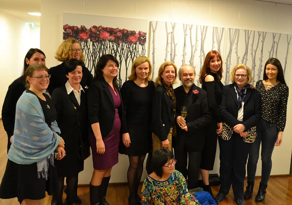Staatsrätin Hiller (5.v.l.), Kuratorin von Vietinghoff-Scheel (2.v.r.)  mit den Künstlerinnen und Künstlern
