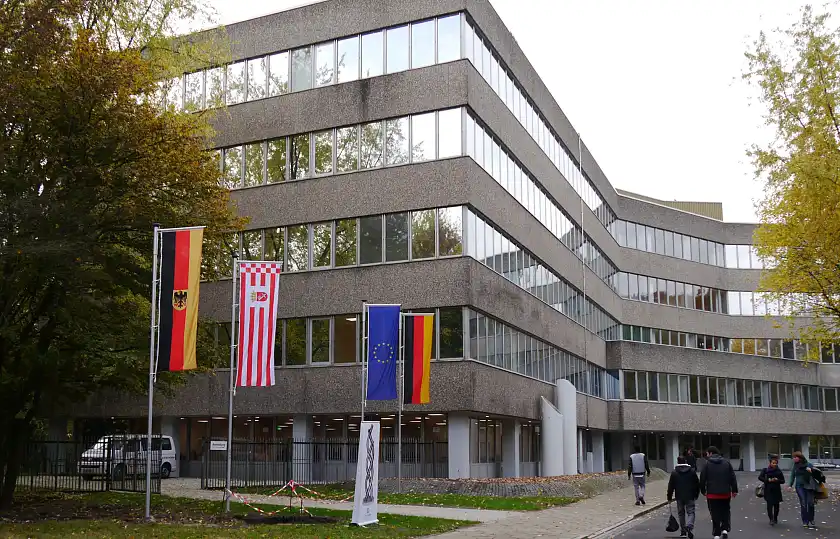 Das ehemalige Verwaltungsgebäude der Bremer Vulkan-Werft ist heute das Ankunftszentrum des Landes Bremen