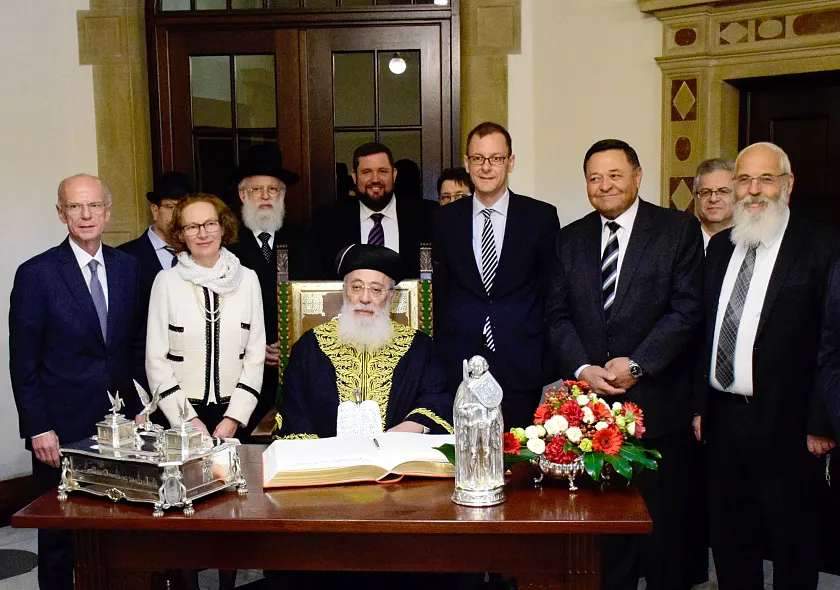 Das Foto zeigt  Oberrabbiner von Jerusalem, Rabbiner Schlomo Mosche Amar beim Eintrag ins Goldene Buch der Stadt. Mit dabei Senator Martin Günthner (4.v.r.), Eli Aflalo (3.v.r.), Rabbiner Menachem Klein (4.v.l.), Rabbiner David Ben Nissan (1.v.r.), Landesrabbiner Netanel Teitelbaum (Mitte), Bürgerschaftspräsident Christian Weber (li.) und Elvira Noa, Vorsitzende der Jüdischen Gemeinde des Landes Bremen (li.)