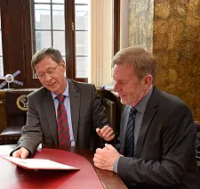 Bürgermeister Carsten Sieling überreicht dem Ortsamtsleiter Ingo Funck nach knapp 46 Dienstjahren seine Abschiedsurkunde 