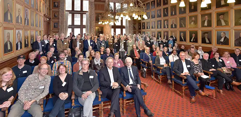 In der "Senaatskamer" (Senatssaal) der Universität Groningen trafen sich die Teilnehmenden zur Begrüßung, bevor sie dann ihre Arbeit in den Fachgruppen aufnahmen oder auf Exkursion gingen. Mit dabei (v. l.) Bürgermeister von Groningen, Peter den Oudsten und der Präsident der "Rijksuniversiteit Groningen", Dr. Sybrand Poppema  