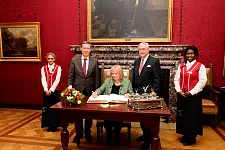 Eintrag in das Goldene Buch im Kaminsaal - Bürgermeister Sieling, Ministerpräsidentin Kraft und Industrie-Club-Präsident Diekhöner