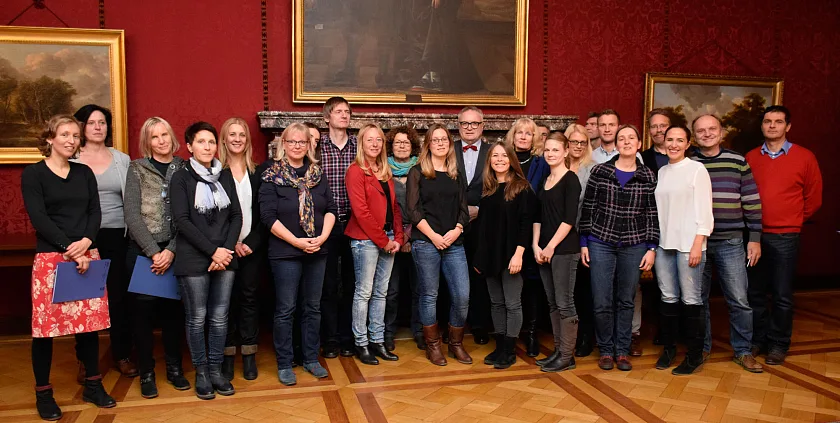 Staatsrat Henning Lühr mit den Teilnehmerinnen und Teilnehmern der Fortbildung im Kaminsaal des Rathauses