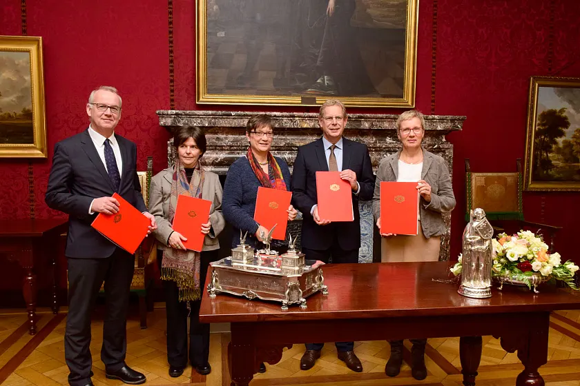 Die Unterzeichnenden (v. l.)  Prof. Dr.-Ing. Bernd Scholz-Reiter, Dr. Barbara Rinken, Annette Düring, Ingo Schierenbeck und Prof. Dr. Eva Quante-Brandt