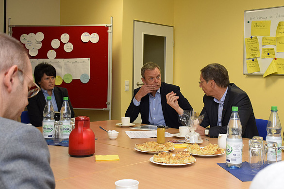 Bürgermeister Sieling (re.) im Gespräch mit dem Schulleitungsteam Jürgen Koopmann und Hermi Auner