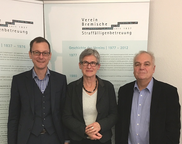 (v.l.) Senator Martin Günthner, Elke Bahl, Geschäftsführerin des Vereins der Bremischen Straffälligenbetreuung sowie Vereinsvorsitzender Wolfgang Grotheer