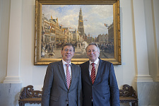 Bürgermeister Peter den Oudsten und Bürgermeister Carsten Sieling (v.r.)