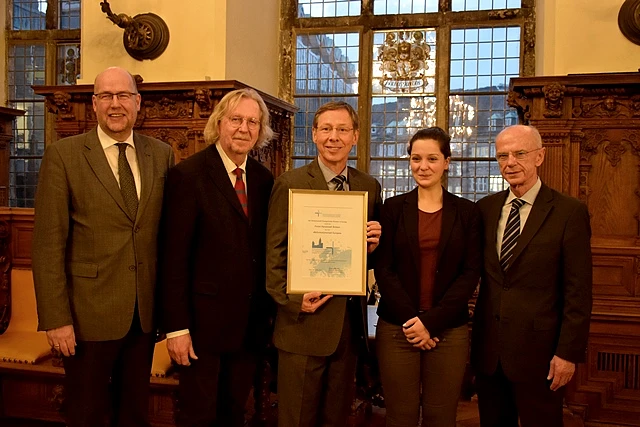 Freuen sich zusammen über den Titel "Reformationsstadt Europas" für die Freie Hansestadt Bremen (v.l.n.r.): Renke Brahms, Bernd Jaeger, Carsten Sieling, Maria Esfandiari (BEK-"Botschafterin" für das Reformationsjahr) und Christian Weber