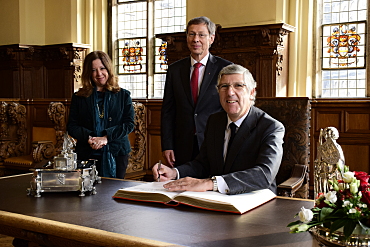 Eintrag in das Goldene Buch: Generalkonsulin Luisa Pais Lowe, Bürgermeister Dr. Carsten Sieling und Portugals Botschafter João António Da Costa Mira Gomes