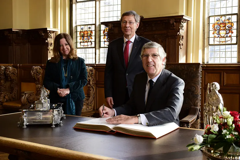 Eintrag in das Goldene Buch: Generalkonsulin Luisa Pais Lowe, Bürgermeister Dr. Carsten Sieling und Portugals Botschafter João António Da Costa Mira Gomes