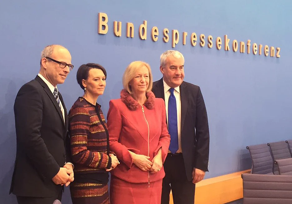Stellten die Initiative für leistungsstarke Schülerinnen und Schüler in Berlin vor, v.l.: Senator Ties Rabe, Senatorin Claudia Bogedan, Bundesbildungsministerin Johanna Wanka und Minister Ludwig Spaenle.