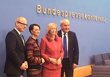 Stellten die Initiative für leistungsstarke Schülerinnen und Schüler in Berlin vor, v.l.: Senator Ties Rabe, Senatorin Claudia Bogedan, Bundesbildungsministerin Johanna Wanka und Minister Ludwig Spaenle.