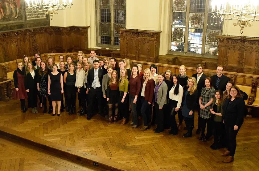 Sozialsenatorin Anja Stahmann (re.) freute sich mit den Jahrgangsbesten in den Ausbildungsbereichen der Pflege und Therapie in der Oberen Rathaushalle