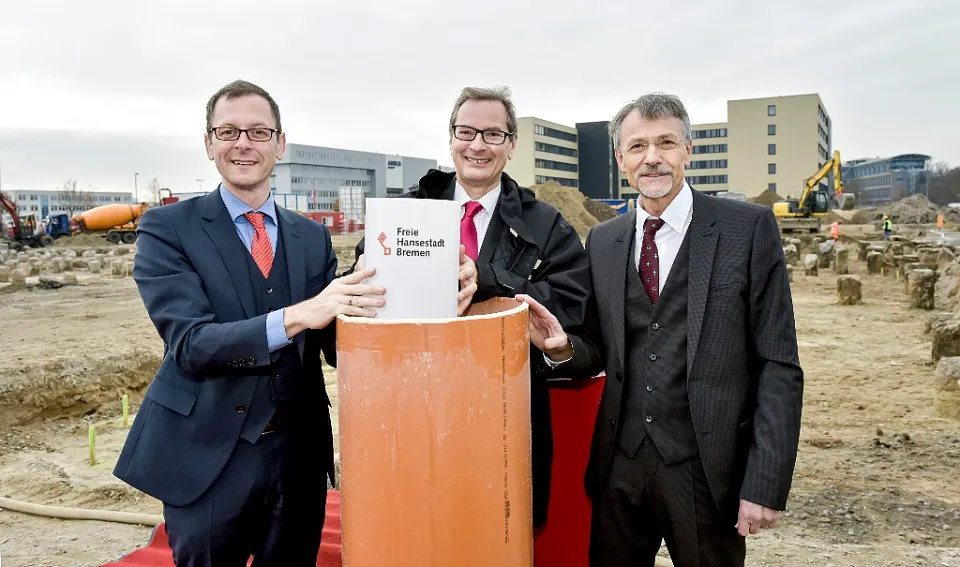 (v.l.n.r.:) Martin Günthner, Senator für Wirtschaft, Arbeit und Häfen, Charles Champion, Executive Vice President Engineering bei Airbus, und Michael Göbel, Geschäftsführer Kaufmännische Dienste der WFB Wirtschaftsförderung Bremen GmbH, bei der Grundsteinlegung für das Forschungs- und Entwicklungszentrum EcoMaT. Das Zentrum gilt als Leuchtturmprojekt für die Zukunftstechnologie Leichtbau.