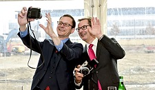 Selfie für die Zeitkapsel – Senator Martin Günthner und Charles Champion, Executive Vice President Engineering bei Airbus, sorgten per Sofortbildkamera dafür, dass auch aktuelle Fotos von der Grundsteinlegung zu den Erinnerungsstücken gehören.