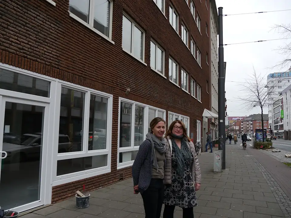 Einrichtungsleiterin Julie Maywald und Sozialsenatorin Anja Stahmann (re.) bei der Übergabe des Übergangswohnheims an den Träger Caritas