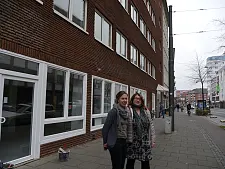 Einrichtungsleiterin Julie Maywald und Sozialsenatorin Anja Stahmann (re.) bei der Übergabe des Übergangswohnheims an den Träger Caritas