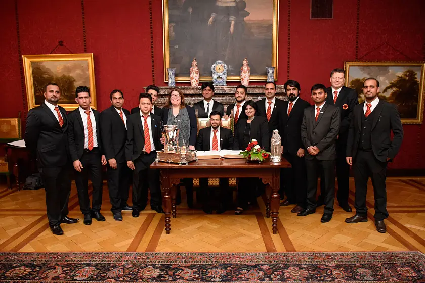 Der Deutsche Cricket-Meister beim Eintrag ins Goldene Buch der Stadt