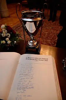 Das werden die Spieler wohl so schnell nicht mehr vergessen: Mit ihrem Eintrag verewigten sie sich in Bremens Goldene Buch