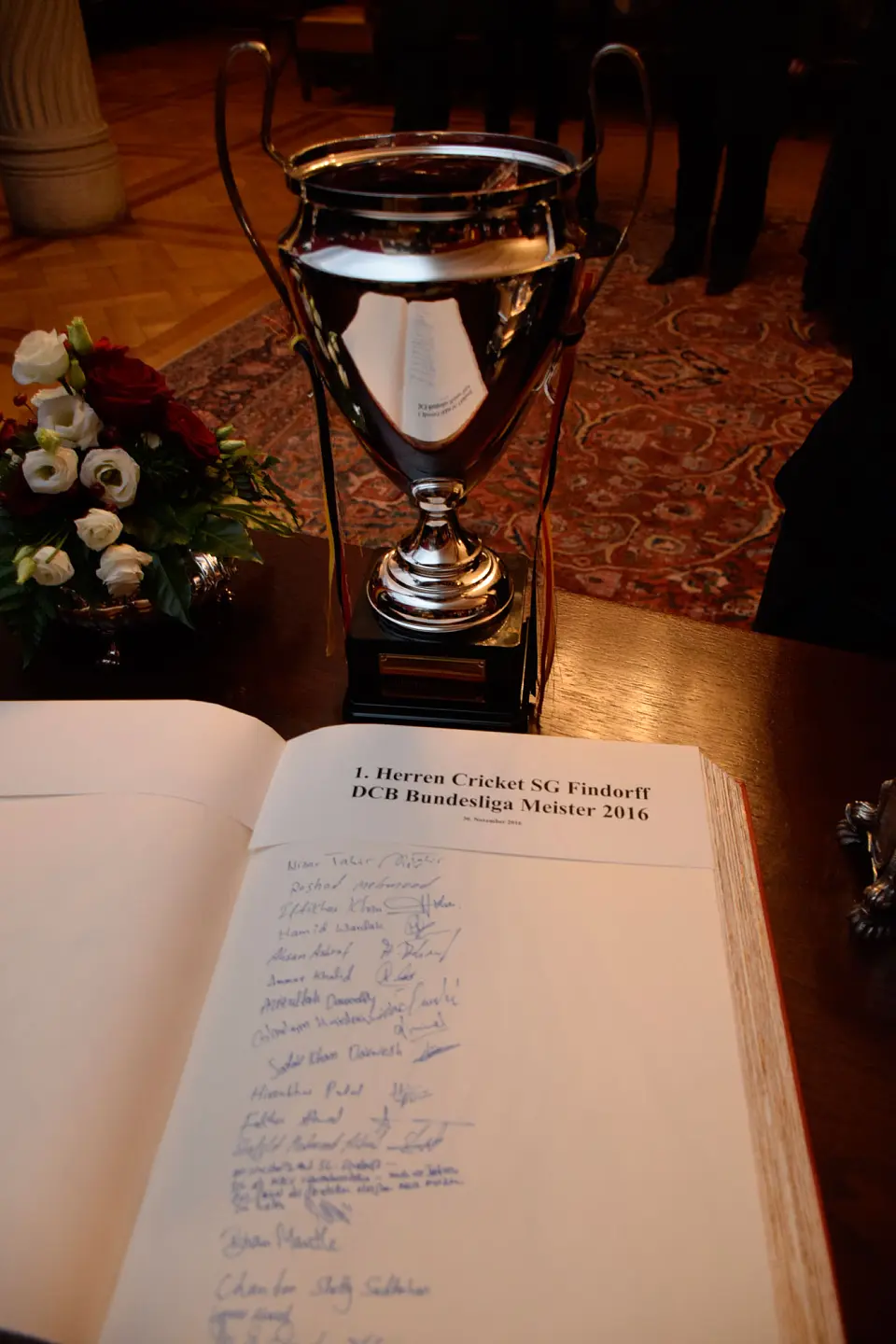 Das werden die Spieler wohl so schnell nicht mehr vergessen: Mit ihrem Eintrag verewigten sie sich in Bremens Goldene Buch