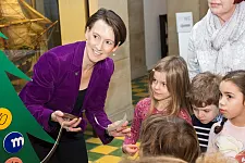 Claudia Bogedan mit Kindern aus dem Kinder- und Familienzentrum Hohentor