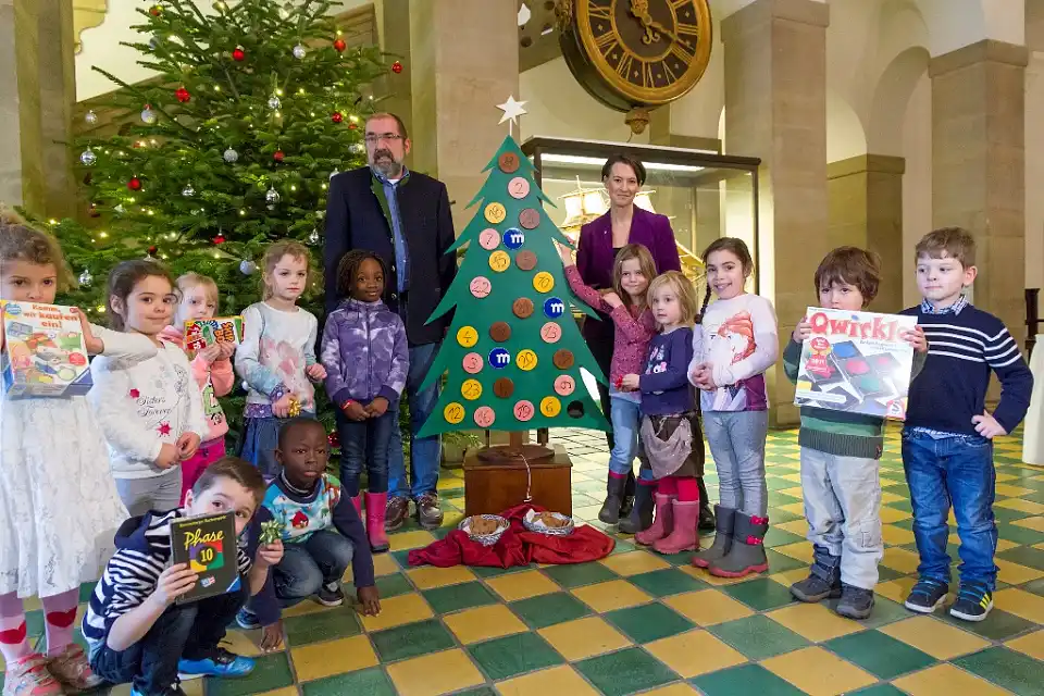 Gruppenbild mit Kindern, Geschenk, Prof. Dr. Lambert Grosskopf und Senatorin Dr. Claudia Bogedan