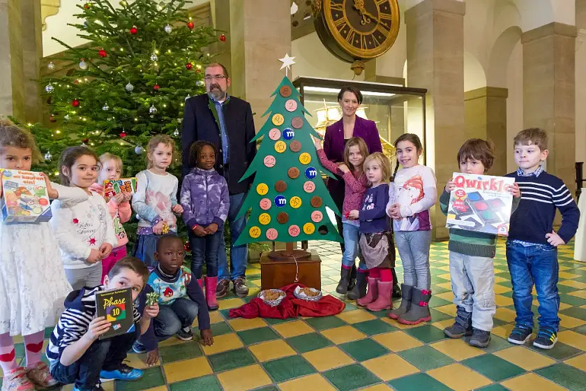 Gruppenbild mit Kindern, Geschenk, Prof. Dr. Lambert Grosskopf und Senatorin Dr. Claudia Bogedan