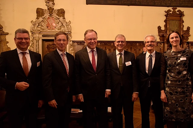 Lobten gemeinsam den Erfolg der Metropolregion Nordwest: Landrat Jörg Bensberg, Bürgermeister Carsten Sieling, Ministerpräsident Stephan Weil, Präses Harald Emigholz, Harald Lesch, Volks- und Raiffeisenbanken Weser-Ems, und Geschäftsführerin Anna Meincke (Foto: Senatspressestelle)