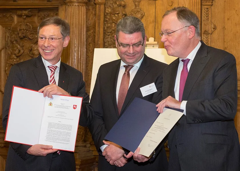 Carsten Sieling und Stephan Weil (r.) präsentieren den unterschriebenen Staatsvertrag zwischen der Freien Hansestadt Bremen und dem Land Niedersachsen, der die regionale Zusammenarbeit künftig auf ein noch verlässlicheres Fundamtent stellt; Jörg Bensberg  (M.), amtierendener Vorsitzender der Metropolregion, freut sich darüber (Foto: Jörg Sarbach)