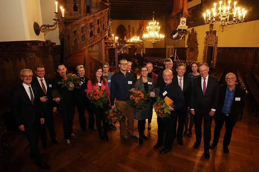 Gruppenbild in der Oberen Rathaushalle mit den Gewinnern des  Fotowettbewerbs  „Sie sind die Region!“ (Foto: Markus Hibbeler)