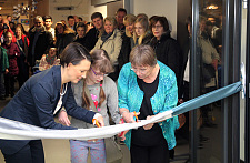 Claudia Bogedan (l.) eröffnet mit einer Schülerin und Schulleiterin Martina Brückner den Neubau der Paul-Goldschmidt-Schule