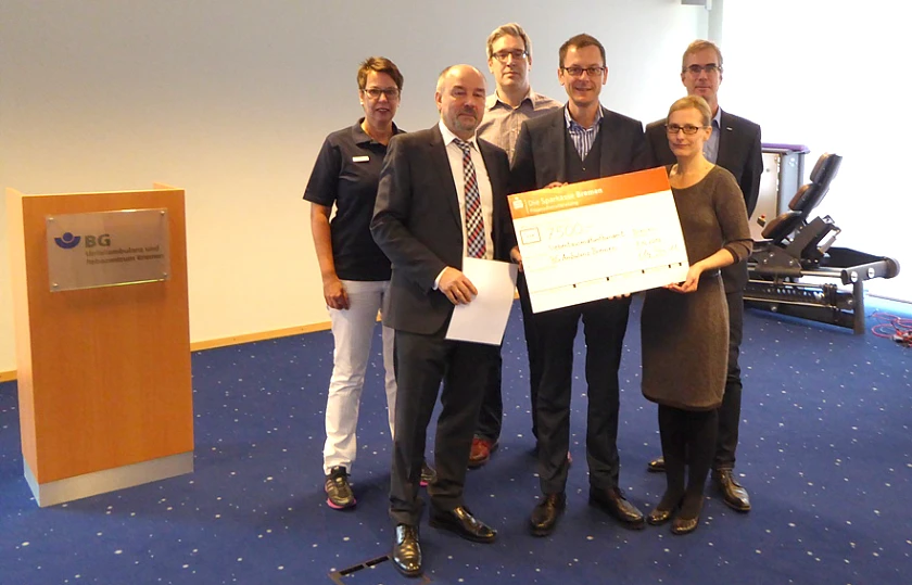 (v. l.) Bärbel Bruns (Schwerbehindertenvertretung BG Ambulanz Bremen), Michael Neumann (Kaufm. Direktor BG Ambulanz Bremen), Thomas Schneider (Betriebsratsvorsitzender), Senator Martin Günthner, Christiane Budack (Schwerbehindertenbeauftragte BG Ambulanz Bremen); Martin Redeker (BEM Beauftragter) |Foto: AVIB