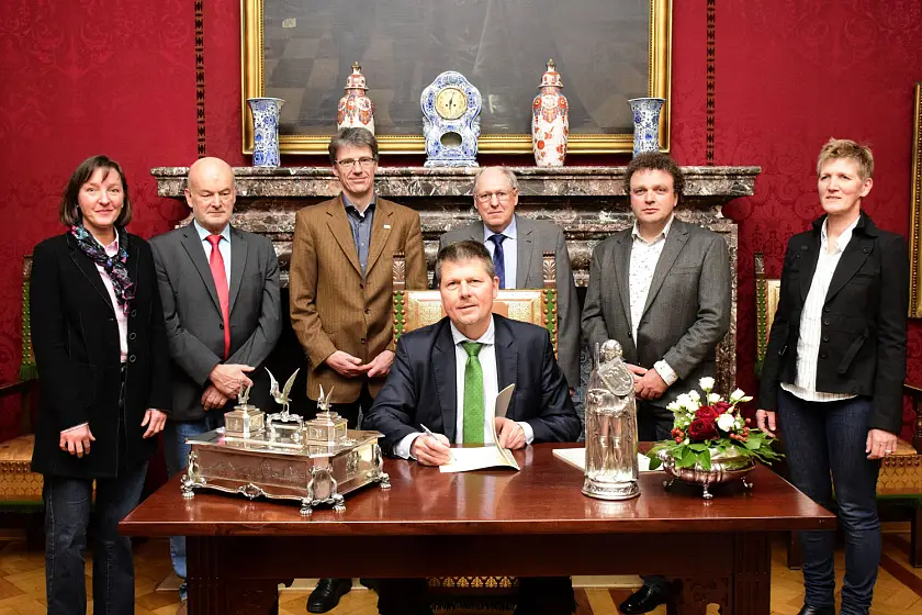 Senator Joachim Lohse (sitzend) unterzeichnete heute im Kaminsaal des Rathauses zusammen mit den Akteuren der Gemeinschaft für den Erhalt von Weidehaltung und Grünlans die Charta Weideland Norddeutschland; v.l.: Bettina Honemann (Referatsleiterin Landwirtschaft SUBV), Karsten Bredemeier (Landwirtschaftskammer Bremen), Martin Rode (BUND Bremen), Klaus Morisse (Landwirtschaftskammer Bremen), Sönke Hoffmann (NABU Bremen), Anne Francksen (Grünlandzentrum Niedersachsen/Bremen)