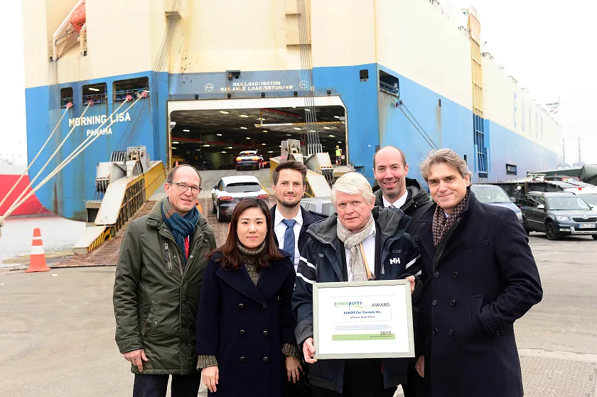 Vor der Preisträgerin „Morning Lisa“ (von links) Uwe von Bargen (Umweltdirektor bremenports), Kim Rosa und Josh Dieckmann (beide EUKOR), General Manager Terje Yttersian (EUKOR), General Manager Joris Verhaag (Wallenius Wilhelmsen) und Robert Howe (bremenports-Geschäftsführer).