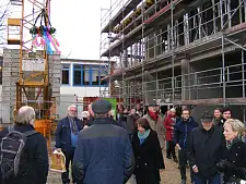 Die Richtkrone wird auf den Neubau gehoben