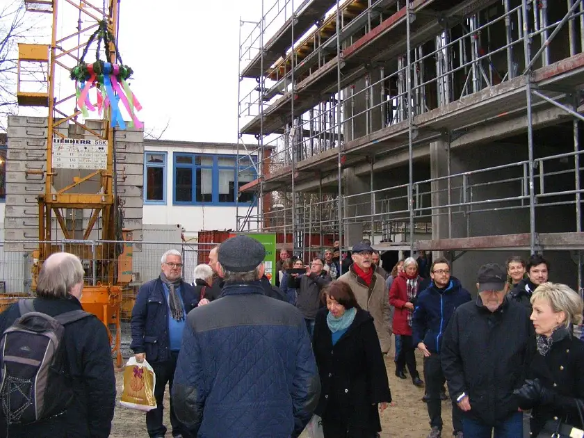 Die Richtkrone wird auf den Neubau gehoben