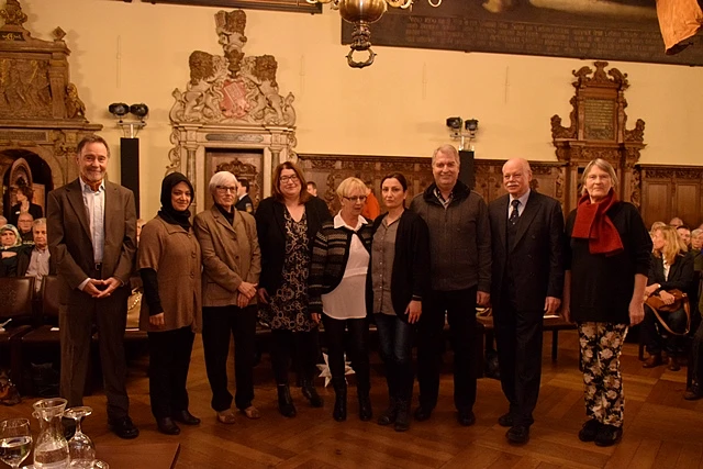 Senatorin Stahmann (4.v.l.) und Senator Mäurer (2.v.r.) mit den Vertreterinnen und Vertretern der vier Einrichtungen, die heute während des Senatsempfangs in der Oberen Rathaushalle ihre Projekte vorstellten
